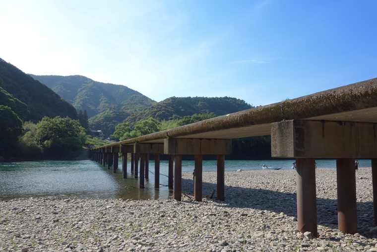 勝間沈下橋は橋脚が3本ある