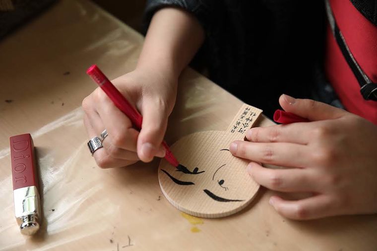 メイク道具でお化粧をする河合神社の鏡絵馬