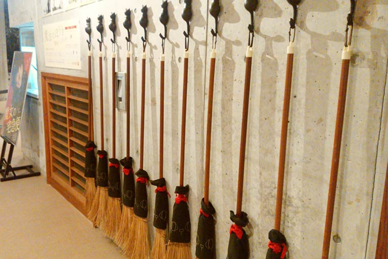 道の駅 小豆島オリーブ公園にあるレンタルほうき