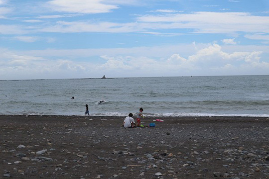 夏の喧噪が嘘のように静かな海岸の景色