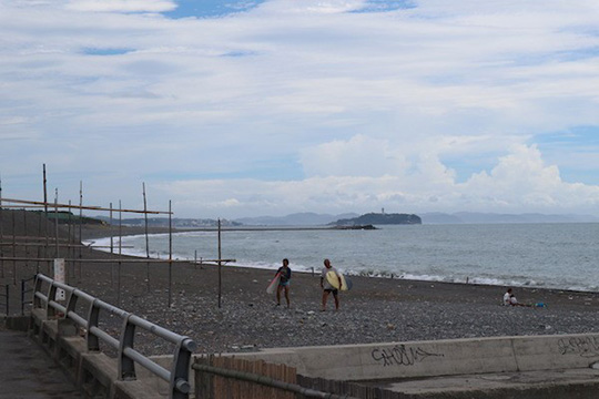 夏の喧噪が嘘のように静かな海岸の景色