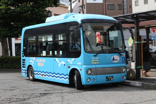 茅ヶ崎駅南口を「えぼし号」が出発