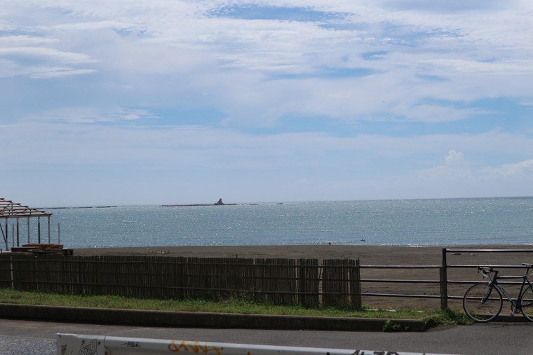 サザンビーチに到着。烏帽子岩が見えます