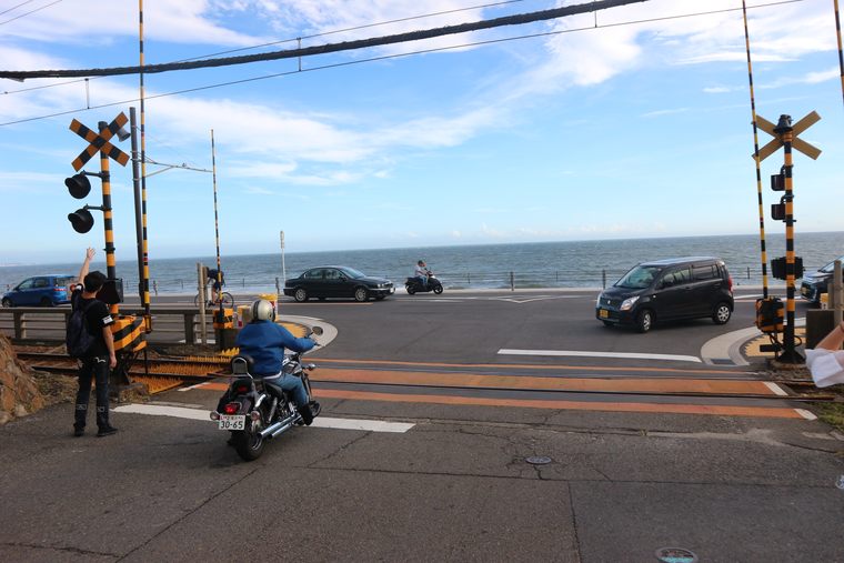 鎌倉高校前駅すぐ近くにある踏切