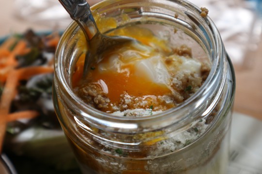 瓶の中のマッシュポテトと半熟玉子をかき混ぜます