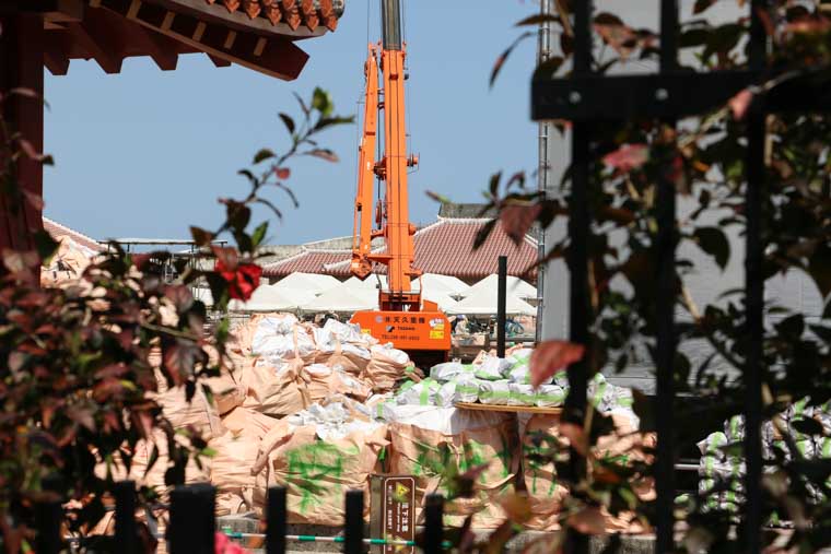 焼失部分の修復作業風景