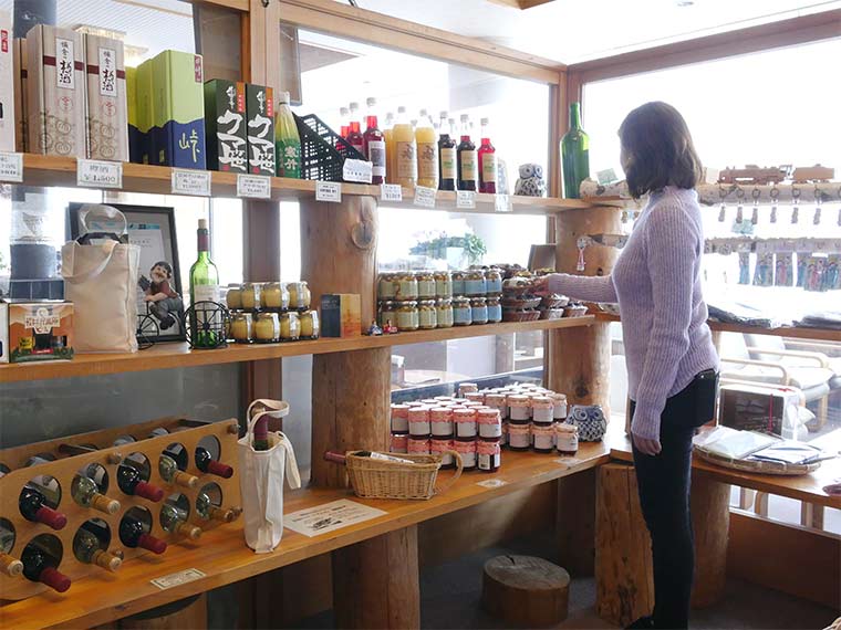 星空観測を楽しむ温泉旅 高峰高原ホテル 売店