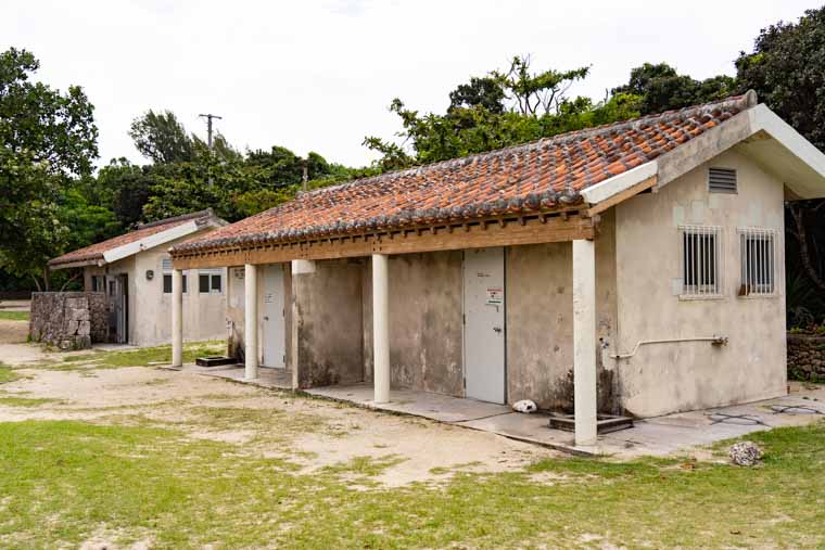 コンドイ浜のシャワー室