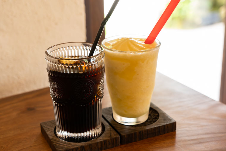 「カフェ＆バー ちろりん村」の生パインスムージーとアイスコーヒー