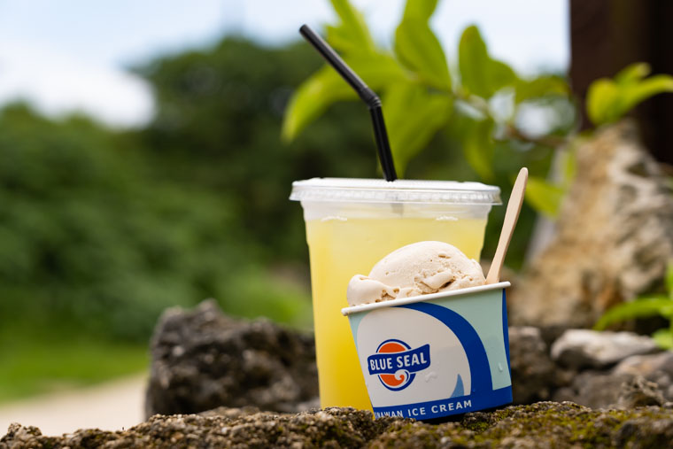ブルーシールアイスクリームとシークヮーサージュース