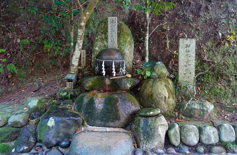 玉作湯神社「願い石」