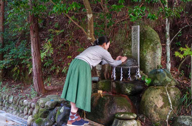 玉作湯神社「願い石」