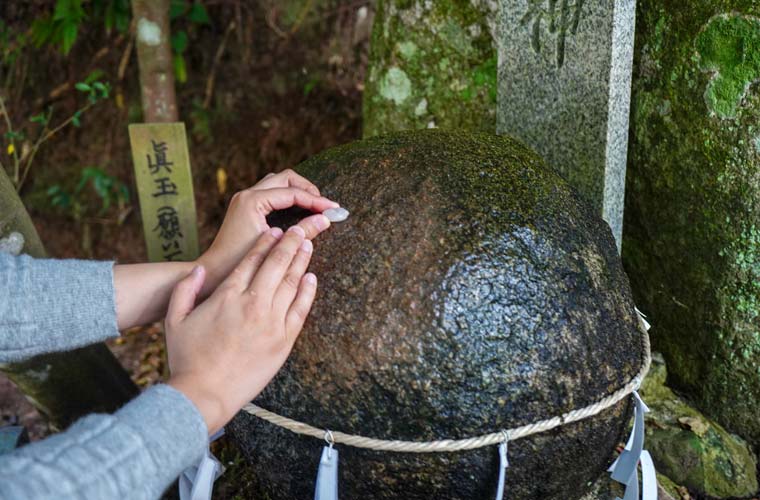 玉作湯神社　本殿右手の「願い石」