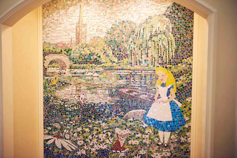 東京ディズニーランドホテル　ディズニーキャラクター　不思議の国のアリス