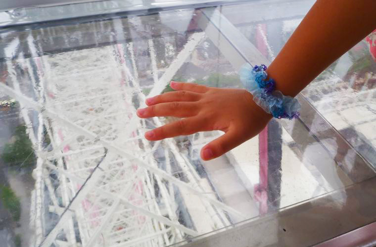 天保山大観覧車シースルーゴンドラ。本当にスケスケ