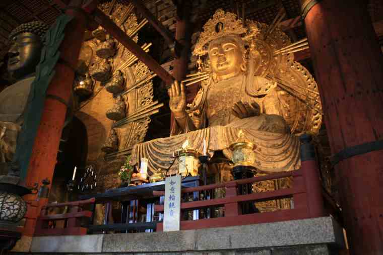 東大寺　大仏殿の如意輪観音坐像