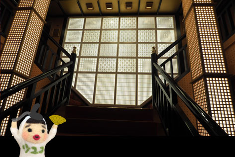 踊り場階段がありますがその背後