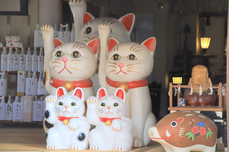 今戸神社　招き猫の置物
