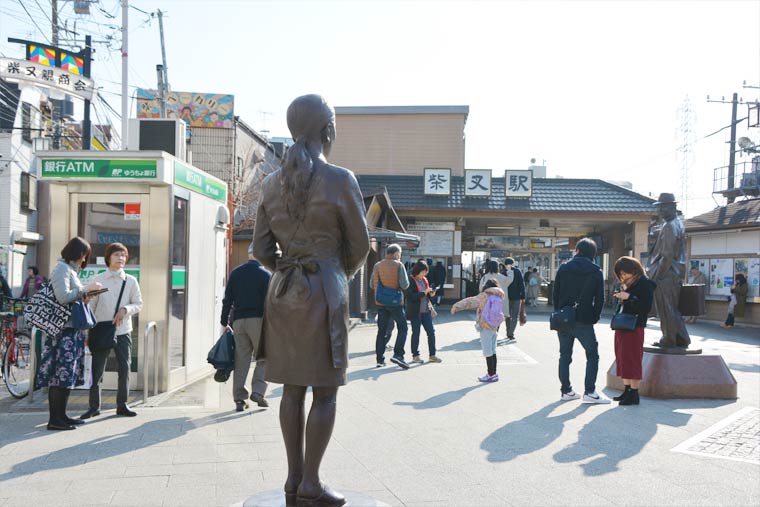 柴又駅前　見送るさくら像