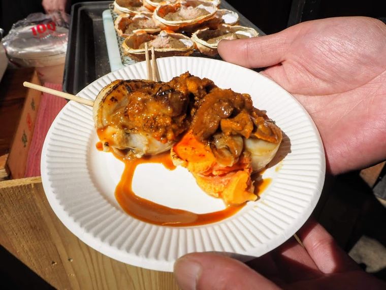 築地 場外市場 グルメ『ハレの日食堂』うに乗せホタテ串