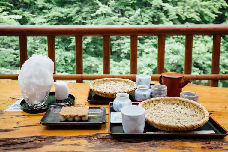 「月待の滝もみじ苑」 そば