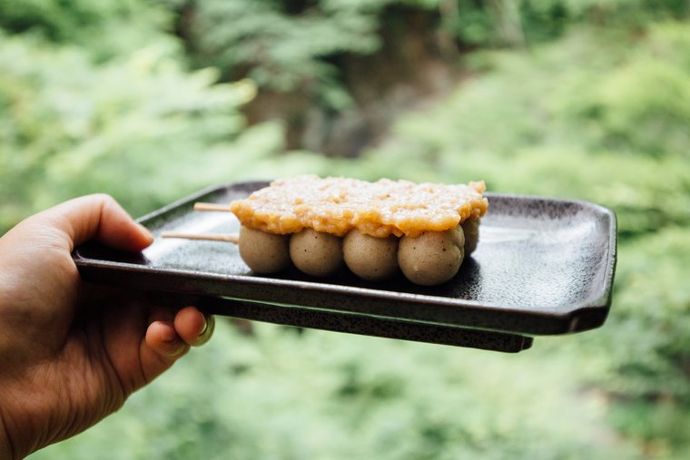 「月待の滝もみじ苑」蕎麦団子