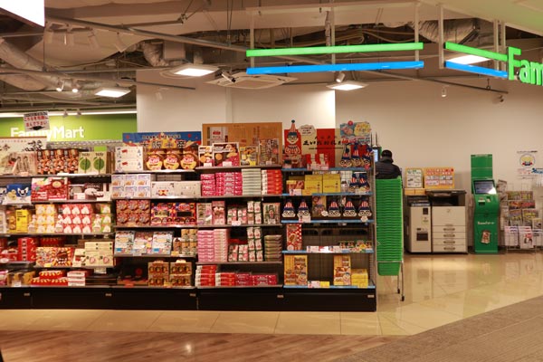 「UMEDA LINKS」内の「ファミリーマート」