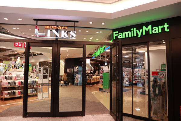 「LINKS UMEDA」内の「ファミリーマート」