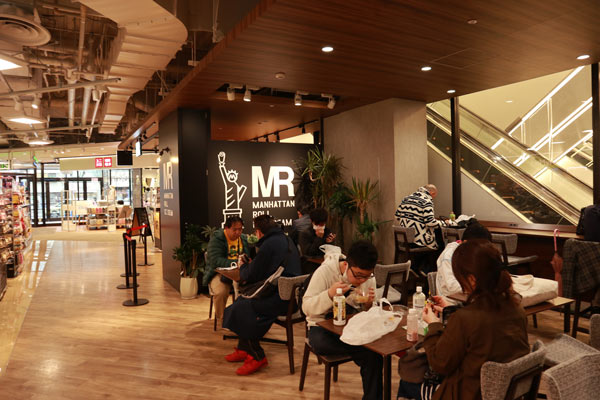 「LINKS UMEDA」内の無料待合スペース