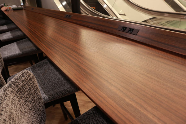 無料待合スペースのカウンター