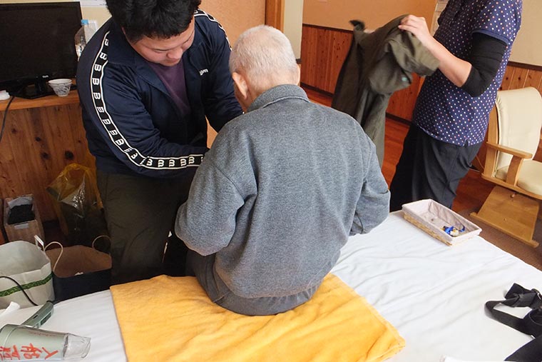 介助はベテランのヘルパー