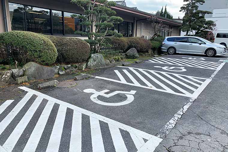 旅館の駐車場には十分なスペースが