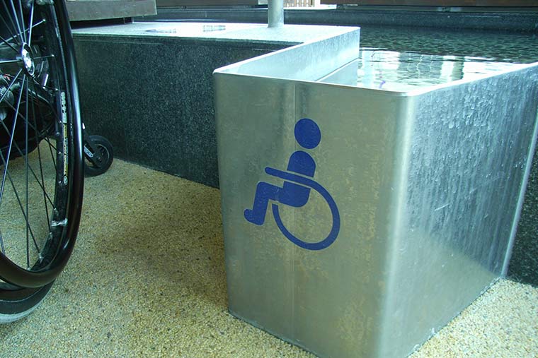 車いす専用の足湯