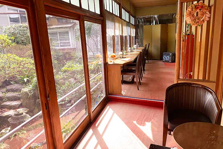 うれしのカフェ中庭も風情