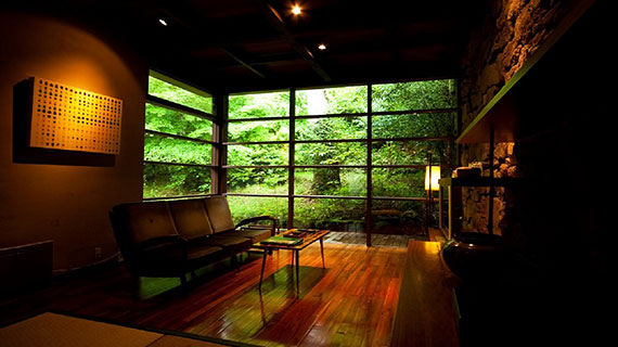 由布院温泉　山荘　無量塔