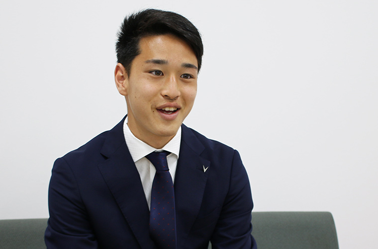 インタビューに答える小林選手