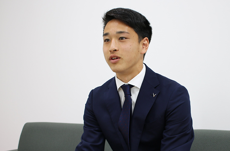 インタビューに答える小林選手