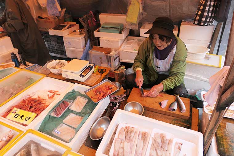 輪島朝市　のどぐろを捌いてもらう