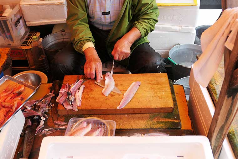 輪島朝市　のどぐろを捌いてもらう