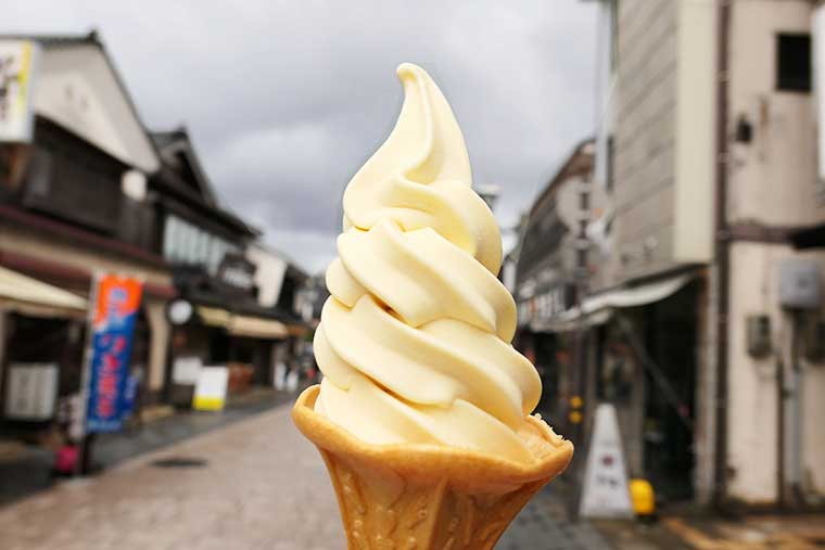 輪島朝市　柚餅子総本家 中浦屋 わいち本店　ゆずぐるとソフトクリーム