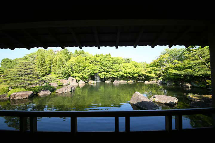 姫路城を借景にした回遊式庭園をゆっくりと歩く