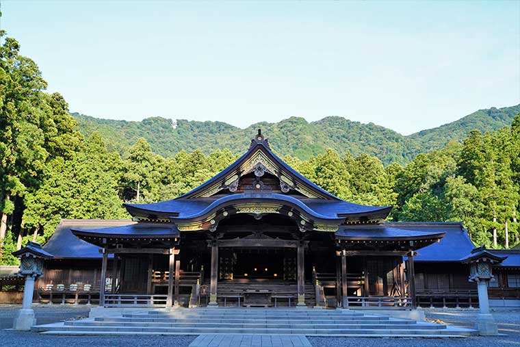 彌彦神社　拝殿