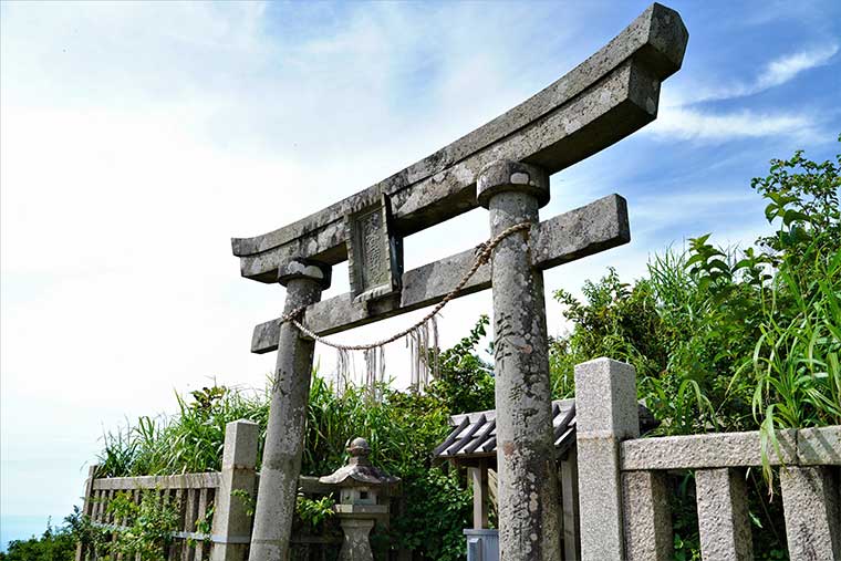 彌彦神社　御神廟