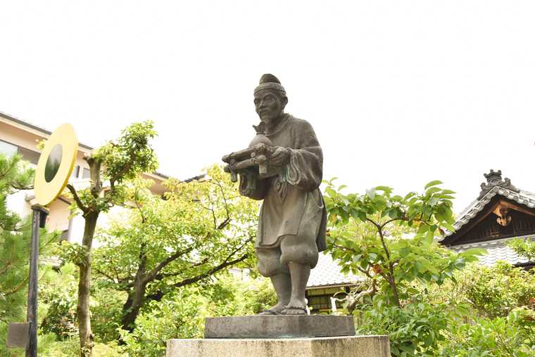 離宮八幡宮の油祖像