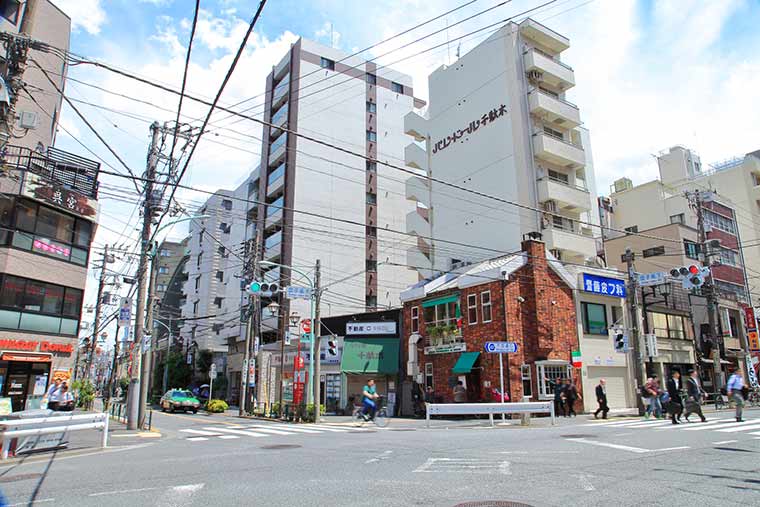 谷根千ってどんなところ? 千駄木駅前