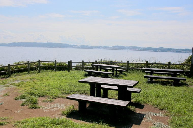 広場に設置されたテーブル