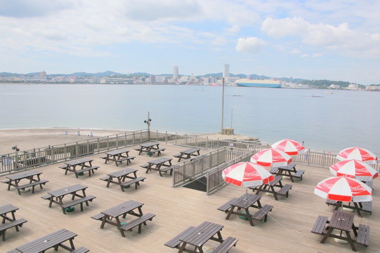 猿島では1年を通して砂浜でバーベキューが楽しめる