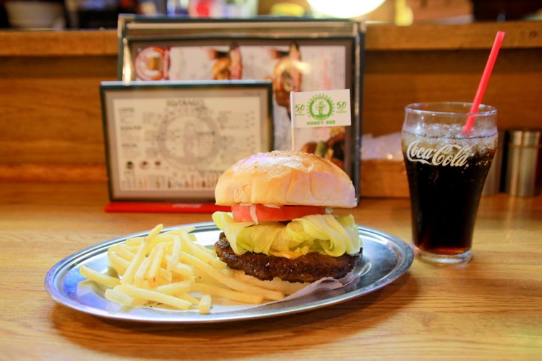 チーズをトッピングしたレギュラーネイビーバーガーが一番人気