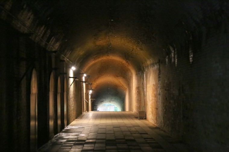 建物の通路として建設された全長90mのトンネル