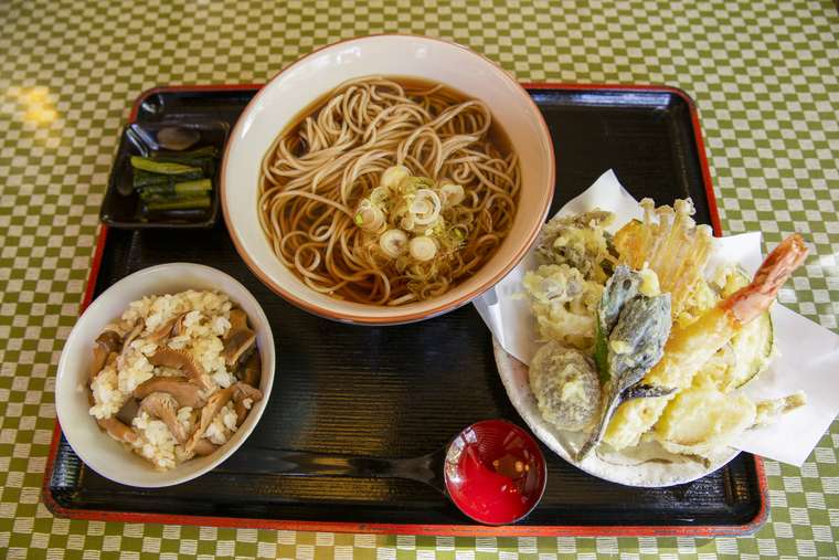 横谷渓谷　蓼科そばメルヘン　天ぷらそばセット